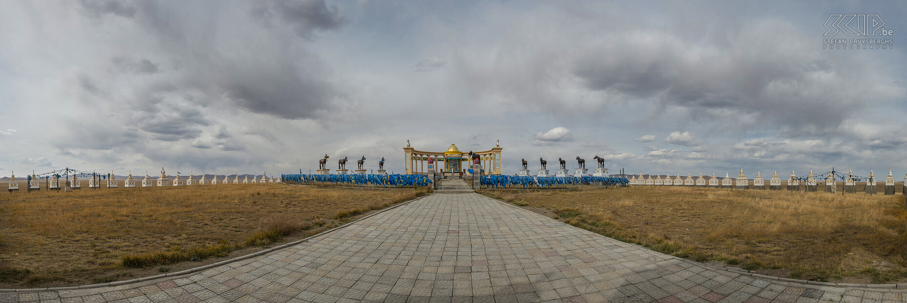 Arvaikheer - Horse memorial monument Arvaikheer is one of the most central cities of Mongolia. The name of my city is a shortened pronunciation of the name of a famous horse, Arvagarkheer. It was the fastest horse in a very important race in the late 18th century. Recently the horse memorial ‘Morin Tolgoe’ has been build. The monument has several statues of horses and has 108 stupas. Stefan Cruysberghs